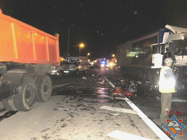 Ночью на МКАД фура столкнулась с грузовиком рабочих